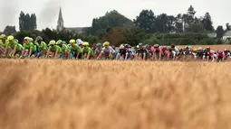Para pebalap sedang beraksi pada Etape 3 Tour de France berjarak 223,5 km antara Granville dan Angers, (4/7/2016). (AFP/Kenzo Tribouillard)