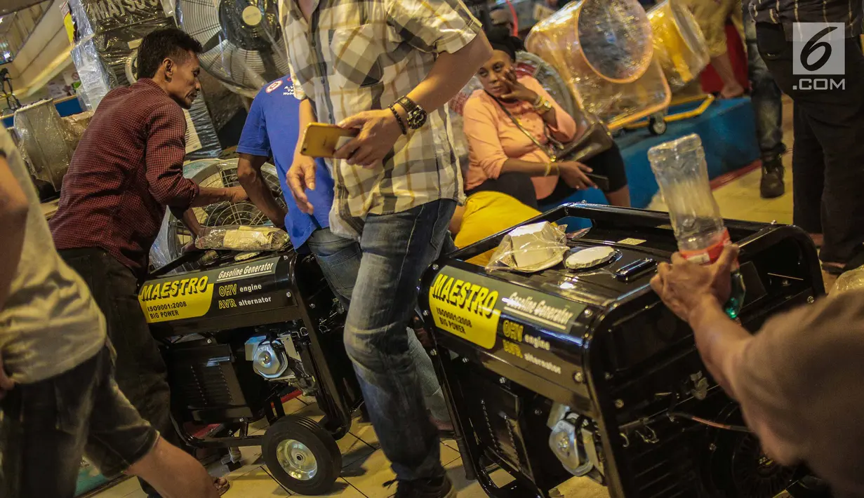 Pembeli memeriksa genset yang dijual di sebuah pusat peralatan teknik, kawasan Glodok, Jakarta, Senin (5/8/2019). Imbas padamnya listrik, toko genset di kawasan Glodok ramai diserbu warga yang membutuhkan penerangan di rumah mereka. (Liputan6.com/Faizal Fanani)