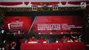 Ketua Umum DPP PDIP, Megawati Sukarnoputri (kiri) memberi arahan jelang menyerahkan surat rekomendasi kepada pasangan Cagub dan Cawagub di Jakarta, Kamis (4/1). PDIP resmi mengumumkan empat pasang cagub dan cawagub. (Liputan6.com/Helmi Fithriansyah)