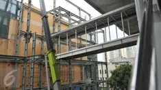 Pekerja sedang menyelesaikan pembangunan halte TransJakarta di Cipulir, Jakarta, Minggu (16/4). Meski libur paskah para pekerja tetap menyelesaikan pembangunan halte transJ yang di targetkan beroperasi sebelum Juni. (Liputan6.com/Helmi Afandi)