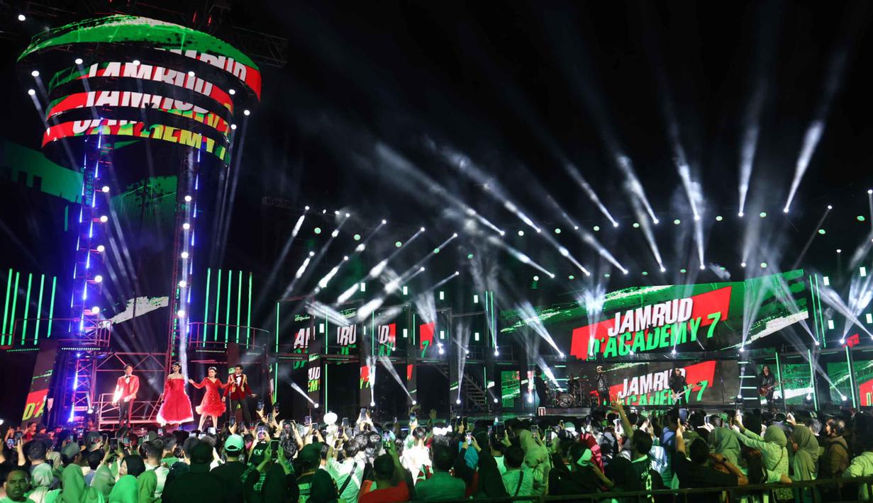 Pelibatan supporting talents ini sebagai bagian dari komitmen Indosiar dalam mendukung kreativitas dan ekonomi kreatif. Tampak dalam foto, suasana hari pertama malam puncak pertama Konser Raya 31 Tahun Indosiar Luar Biasa di Studio 6 Emtek City, Daan Mogot, Jakarta Barat, pada Sabtu (10/1/2026) malam. (Kapanlagi.com/Budy Santoso)