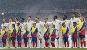 Kiper Inggris #01 Jordan Pickford, bek Inggris #05 John Stones, bek Inggris #06, Marc Guehi, gelandang Inggris #04, Declan Rice, bek Inggris #03, Luke Shaw, gelandang Inggris #11, Phil Foden, gelandang Inggris #26, Kobbie Mainoo, penyerang Inggris #07, Bukayo Saka, gelandang Inggris #10, Jude Bellingham, dan bek Inggris #02, Kyle Walker, menyanyikan lagu kebangsaan sebelum pertandingan final Euro 2024 antara Spanyol dan Inggris di Olympiastadion di Berlin pada 14 Juli 2024. (Adrian DENNIS/AFP)
