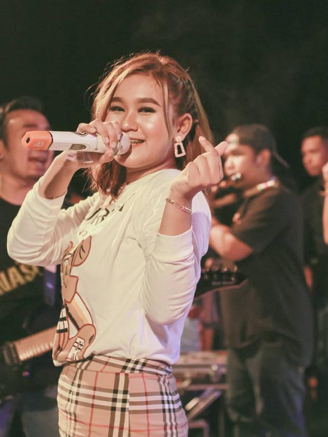 7 Potret Anggun Pramudita, Pedangdut yang Viral dengan Jargon 'Tarik Sis Semongko'