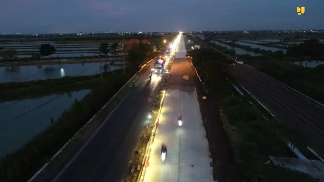 Kementerian PUPR resmi membuka satu jalur perkerasan beton (rigid) di Duduksampeyan, Kabupaten Gresik, Jawa Timur. Foto: PUPR