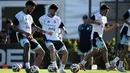 Argentina sendiri diketahui menargetkan kemenangan kelima beruntun. Tampak dalam foto, pemain Timnas Argentina, Nicolas Gonzalez, Marcos Senesi dan Marcos Acuna (kiri ke kanan) saat mengikuti sesi latihan di Ezeiza, provinsi Buenos Aires, Argentina, pada 30 Maret 2026. (Luis ROBAYO/AFP)