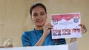 Aktris Luna Maya menunjukkan surat suara sebelum mencoblos pada Pilkada DKI 2017 di di TPS 54 Pelmampang, Jakarta, Rabu (15/2). (Liputan6.com/Herman Zakharia)