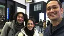 Saat berlibur ke Jepang, Mieke Amalia dan Tora Sudiro bertemu dengan Reza Rahadian. (Foto: instagram.com/t_orasudi_ro)