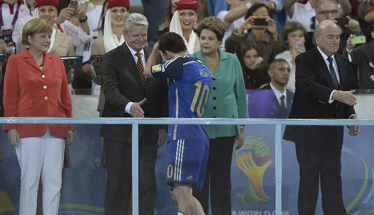 Presiden Jerman Joachim Gauck memberikan ucapan selamat kepada Lionel Messi yang menerima penghargaan sebagai pemain terbaik Piala Dunia 2014 di Stadion Maracana, Brasil, Senin (14/7/14). (AFP PHOTO/JUAN MABROMATA)