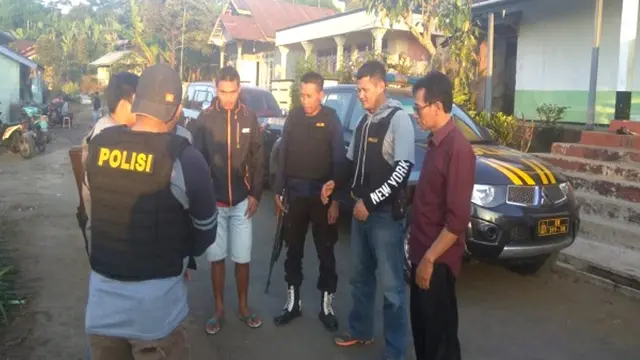 Polisi dan warga bersiap berpatroli dan memburu hewan misterius yang memangsa puluhan kambing warga. (Foto: Liputan6.com/Muhamad Ridlo)