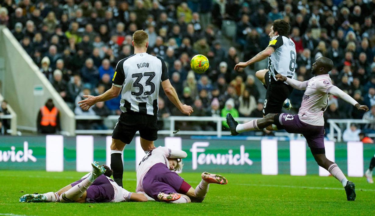 Sandro Tonali tampil gemilang dengan memborong dua gol di babak pertama. Lalu Fabian Schar menambah keunggulan mereka di babak kedua. Gol Yoane Wissa di akhir pertandingan hanya menjadi hiburan bagi Brentford. (Owen Humphreys/PA via AP)