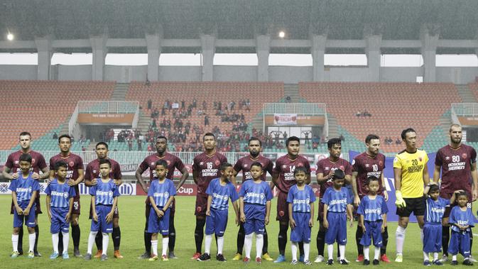 Sejumlah anak-anak dari suporter PSM Makassar menjadi pendamping saat laga Piala AFC melawan Home United di Stadion Pakansari, Bogor, Selasa (30/4). Kesempatan ini diberikan oleh Allianz sebagai salah satu sponsor. (Bola.com/Yoppy Renato)