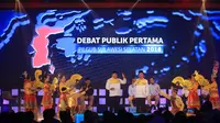 Pasangan Cagub-Cawagub Sulsel Nurdin Halid-Abdul Aziz Qahhar Mudzakkar dalam debat publik di Makassar, Rabu (28/3/2018) malam. (Liputan6.com/Eka Hakim)