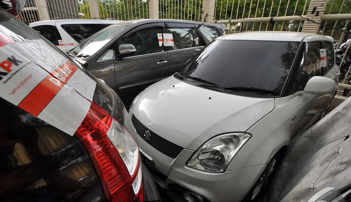 Berdasarkan pantauan Liputan6.com di lapangan parkir KPK, kendaraan yang disita antara lain sebuah mobil jenis Alphard, Kijang Innova, Camry Hybrid, Suzuki Swift dan Honda CRV, Jakarta, Selasa (23/12/2014). (Liputan6.com/Mihtahul Hayat)