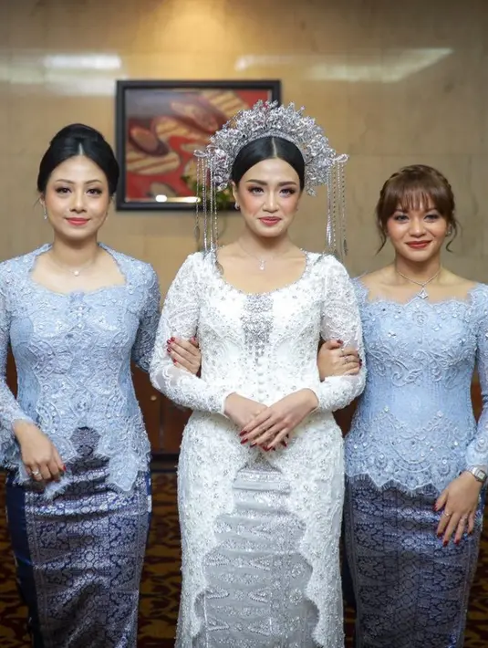 Di pernikahan kakaknya, Amel Carla mengenakan kebaya brokat warna baby blue dengan kerah model Square. Dipadukan bawahan kain songket warna biru. [@amelcarl]