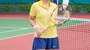 Kombinasi baju polo kuning dengan rok tenis biru juga tak kalah menarik, seperti penampilan Titi Kamal yang satu ini. @titi_kamall.