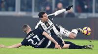 Gelandang Juventus, Hernanes (atas) berjibaku kontra pemain Atalanta, Jasmin Kurtic, pada laga Coppa Italia 2016-2017, di Juventus Stadium, Kamis (12/1/2017) dini hari WIB. Juventus bekerja keras guna meraih kemenangan 3-2.  (EPA/Alessandro Di Marco)
