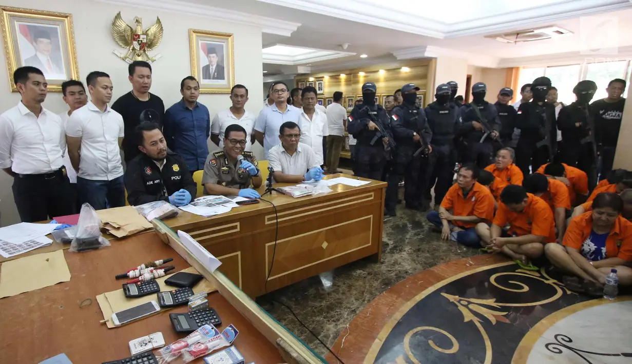 Suasana rilis perkara tindak pidana perjudian di Polda Metro Jaya, Jakarta, Rabu (14/3). Barang bukti uang Rp 121.200.000,-, dan peralatan judi seperti kartu remi, domino, dadu, handphone dan kalkulator berhasil diamankan. (Liputan6.com/Arya Manggala)