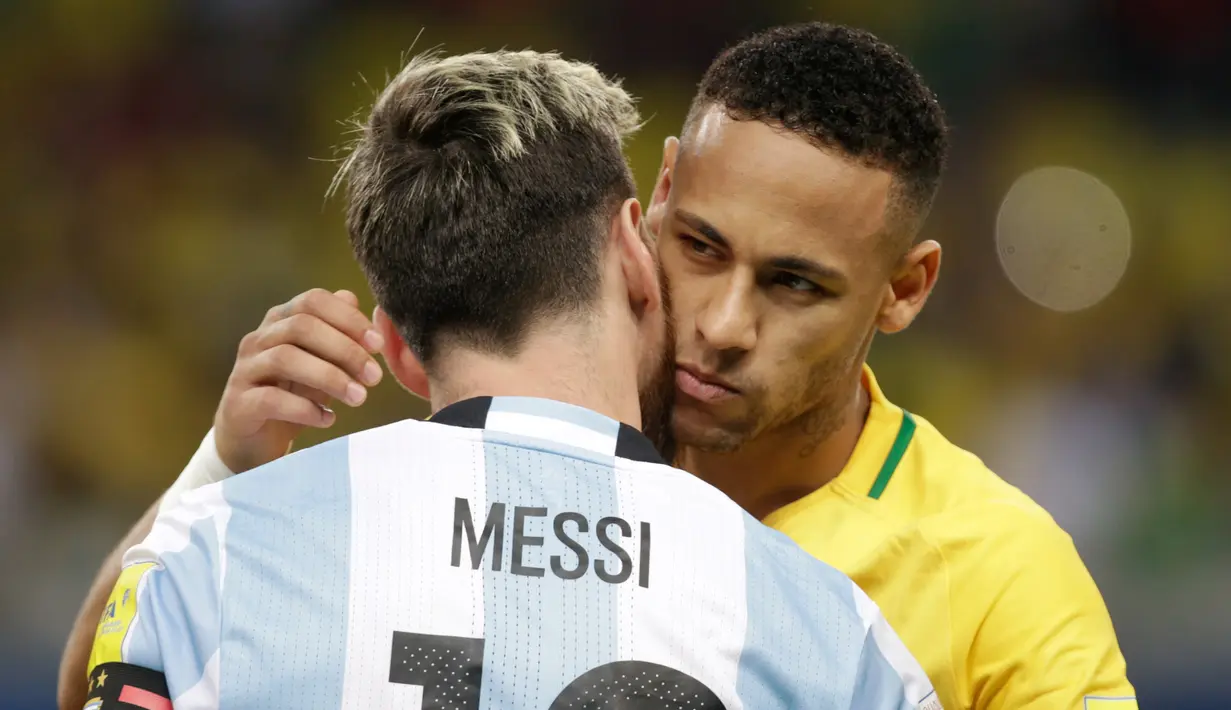 Penyerang Brasil, Neymar berpelukan dengan penyerang Argentina, Lionel Messi sebelum pertandingan Brasil melawan Argentina dalam Kualifikasi Piala Dunia 2018 di stadion Mineirao, Belo Horizonte, Brasil (10/11). (Reuters/Cristiane Mattos)