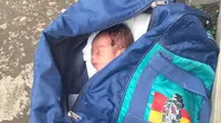 Awalnya, tas biru itu dikira berisi bom karena sang bayi tak berbaju tak terdengar menangis dan anteng tertidur. (Liputan6.com/Dewi Divianta)