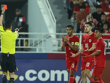 Wasit yang memimpin laga Timnas Indonesia U-23 melawan Uzbekistan saat semifinal Piala Asia U-23, Senin (29/04/2024) tengah menjadi sorotan tajam para warganet (netizen) Indonesia. Pasalnya, ada banyak keputusan yang merugikan skuad Garuda Muda. Mulai dari pelanggaran Witan Sulaeman di kotak penalti hingga kartu merah untuk Rizky Ridho yang membuat Timnas Indonesia U-23 bermain 10 pemain. (AFP/Karim Jaafar)