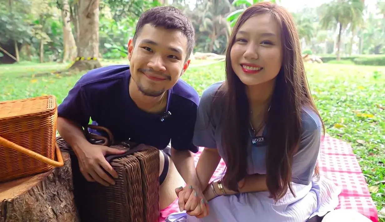 Sisca Kohl dan Jess No Limit piknik di outdoor ala pasangan di drakor. (Foto: Instagram/ jessnolimit)
