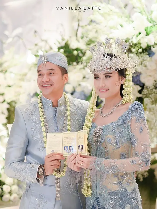 Tak Banyak Undang Tamu, Ini 6 Potret Pernikahan Adly Fairuz dan Angbeen Rishi