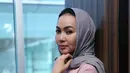 Ada yang berbeda pada penampilan Dewi Gita saat hadir dalam jumpa pers Anugrah Planet Musik (APM) 2016 kemarin. Dewi Gita mengenakan penutup kepala, layaknya mengenakan hijab. (Nurwahyunan/Bintang.com)