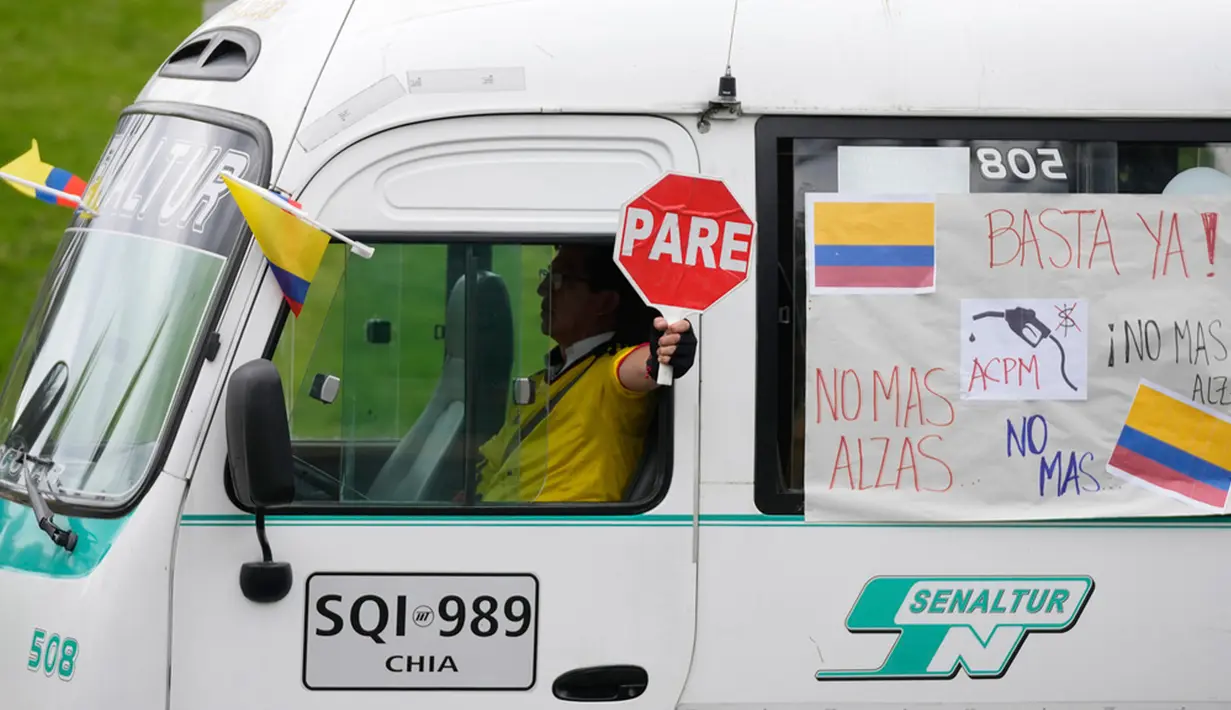Para pejabat di Kementerian Keuangan Kolombia mengatakan mereka ingin meningkatkan harga bensin hingga 16.000 peso (Rp 59 ribu) per galon pada akhir tahun ini, karena mengacu pada harga gas saat ini di Amerika Serikat. (AP Photo/Fernando Vergara)