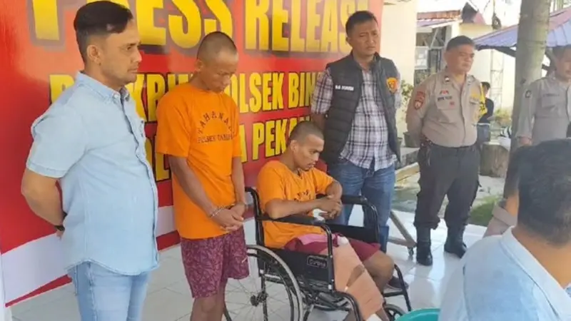 Tersangka pencurian sepeda motor duduk di kursi roda karena menggondol puluhan motor warga Pekanbaru usai keluar penjara.