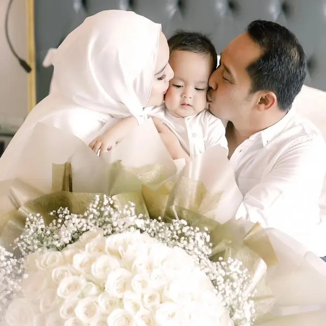 7 Potret Kebersamaan Anggita Sari dan Suami yang Jarang Diekspose