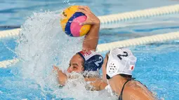 Pemain Indonesia, Sarah Manzilina (kiri) berebut bola dengan pemain Jepang Yumi Arima (kanan) dalam babak penyisihan polo air putri Grup A Asian Games 2018 di Jakarta, Kamis (16/8). Indonesia kalah 4-15. (PETER PARKS/AFP)