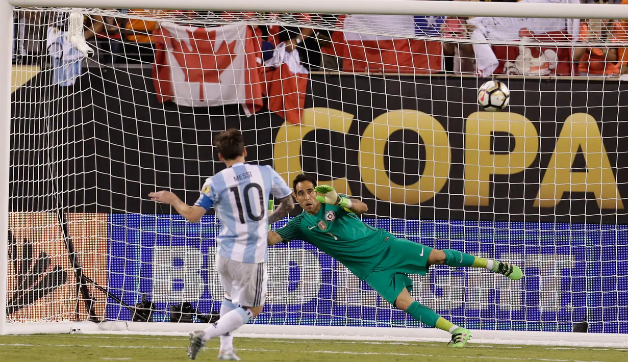 Penyerang Argentina, Lionel Messi tertunduk lesu usai gagal melakukan tendangan penalti pada Final Copa America 2016 di MetLife Stadium, AS, Senin (27/6). Chile menang atas Argentina lewat adu penalti dengan skor 4-2. (Adam Hunger-USA TODAY Sports)