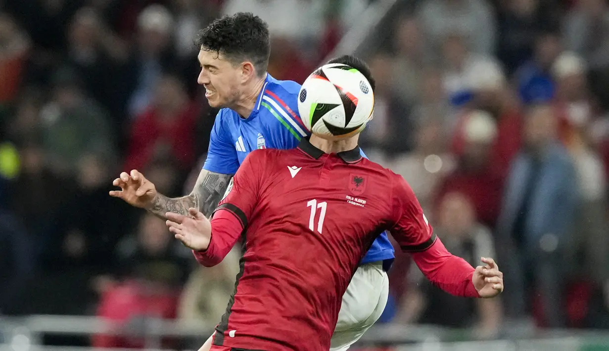Gli Azzurri mampu membalikkan skor berkat aksi Alessandro Bastoni dan Nicolo Barella. (AP Photo/Frank Augstein)