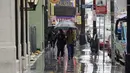 Wisatawan memakai payung sambil berjalan di trotoar Hollywood Walk of Fame di California, Rabu (6/1/2016). Badai El Nino melanda wilayah selatan California dengan membawa hujan deras ke kawasan yang sempat dilanda kekeringan. (REUTERS/Kevork Djansezian)