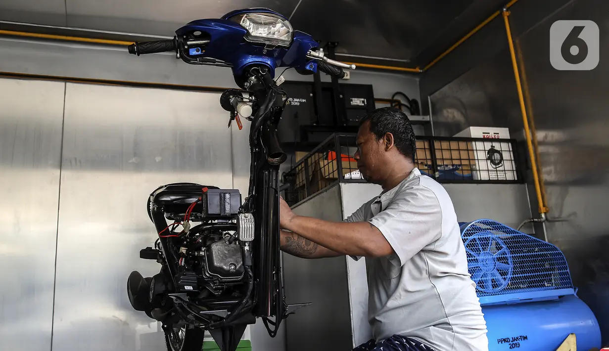 Warga mengikuti pelatihan perbengkelan sepeda motor di Rusun Jatinegara Barat, Jakarta, Kamis (2/6/2022). Pusat Pelatihan Kerja Daerah Jakarta Timur melaksanakan program jemput bola pelatihan perbengkelan secara gratis bagi warga Rusun Jatinegara Barat sebagai upaya mendorong penyiapan tenaga siap kerja dan mengurangi angka pengangguran. (Liputan6.com/Johan Tallo)