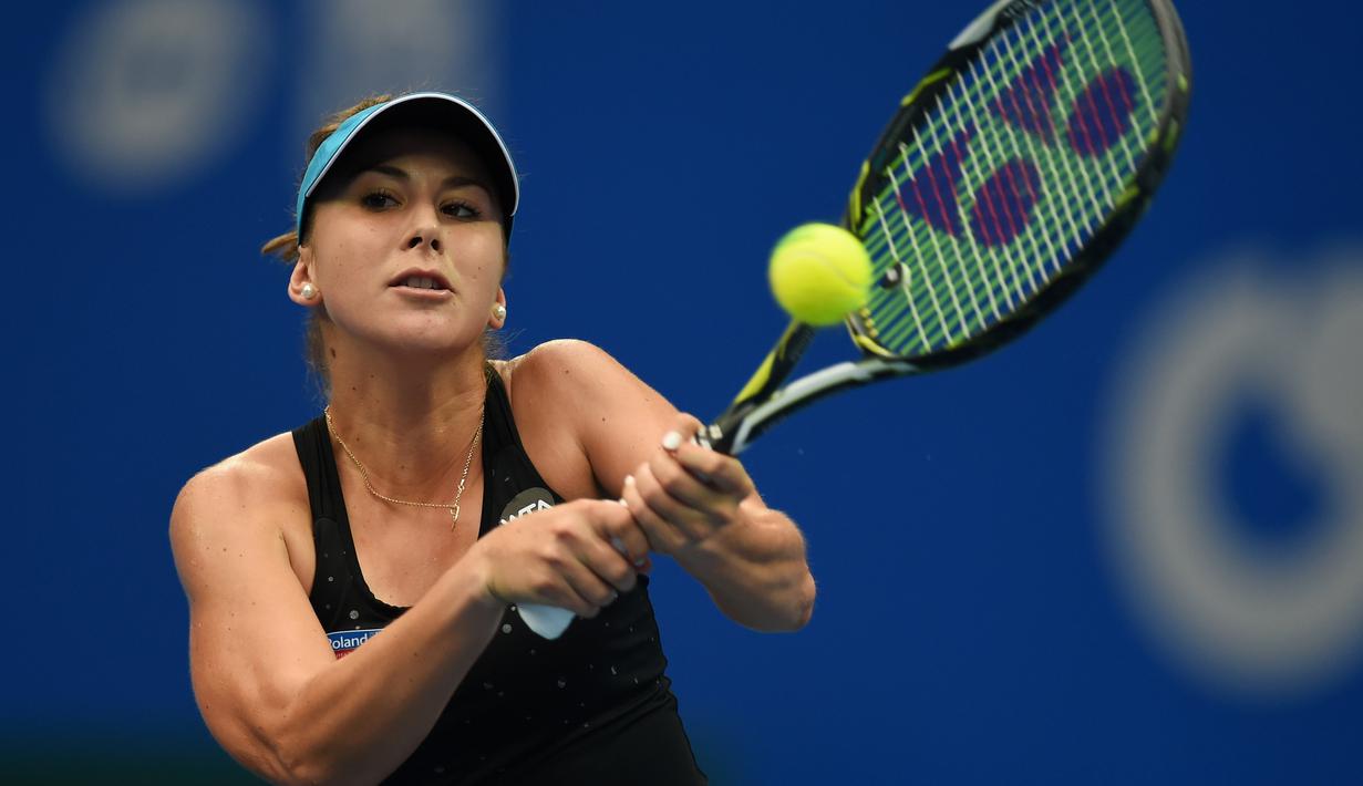 Pemain Belinda Bencic asal Switzerland saat beraksi di China Open tennis tournament, Beijing, Selasa (06/10/2015). (AFP Photo / Wang Zhao)