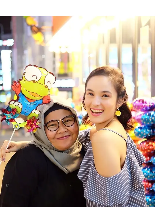 6 Potret Kedekatan Chelsea Islan dan Asistennya, Bak Ibu dan Anak