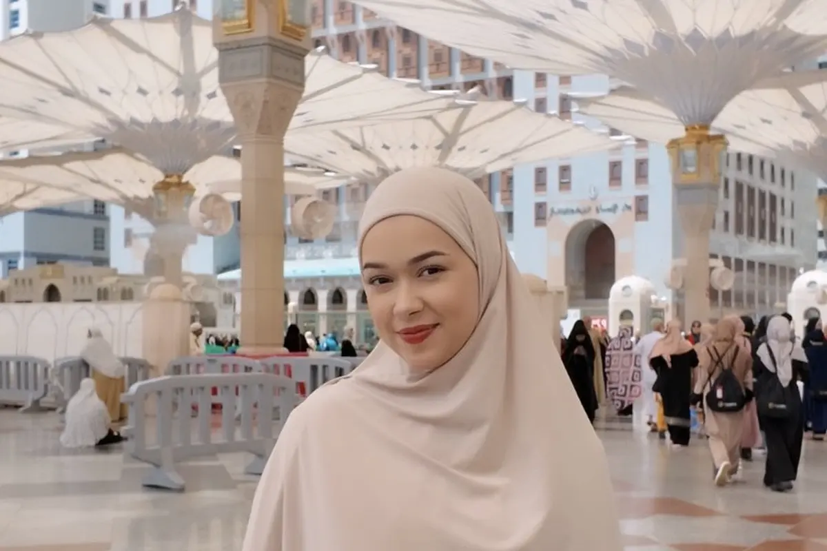 Tampilan Rebecca Klopper saat Umrah