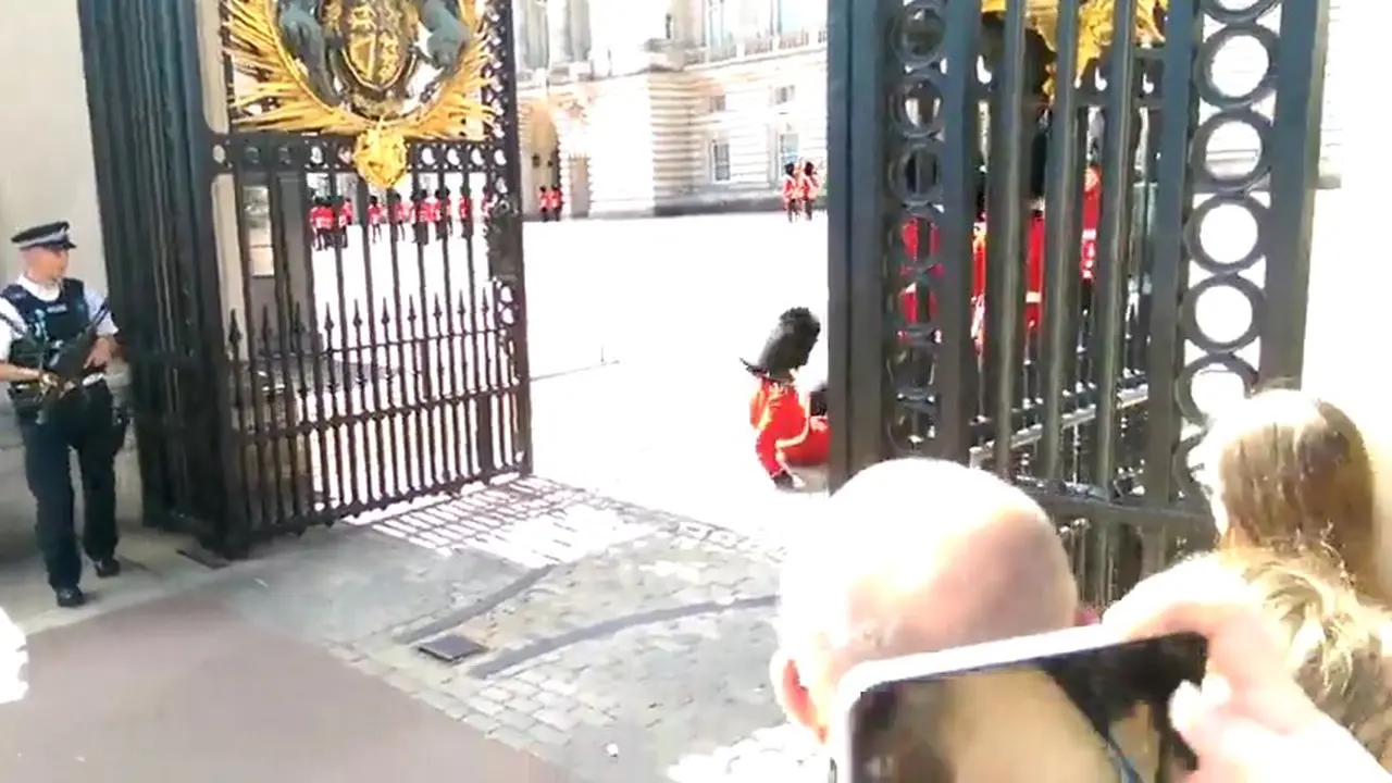 Pasukan Penjaga Ratu Jatuh Terjengkang