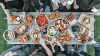 Ilustrasi makan bersama. (Photo by Spencer Davis on Unsplash)