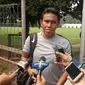 Asisten pelatih Timnas Indonesia U-23, Bima Sakti, setelah latihan di Lapangan ABC, Senayan, Jakarta, Sabtu (11/8/2018). (Bola.com/Benediktus Gerendo Pradigdo)