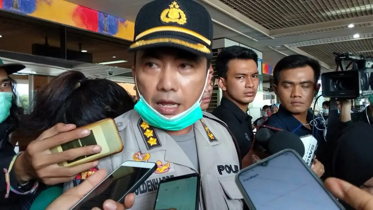 Kabid Humas Polda Kepri, Kombes Pol Harry Goldenhardt di Bandara Hang Nadim Batam, Minggu (2/2/2020). (Foto: Liputan6.com/Ajang Nurdin)