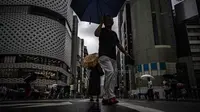 Saat Topan Lan bergerak melalui pusat perkotaan Jepang, kehadirannya diperkirakan dapat menyebabkan kerugian yang diasuransikan miliaran dolar. (AFP)