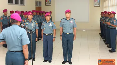 Citizen6, Sidoarjo: Setelah selesai upacara laporan korps kenaikan pangkat, Komandan Pasmar-1 memotong tumpeng dan diberikan kepada Letkol Marinir MH. Silalahi. (Pengirim: Budi Abdillah)