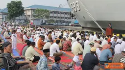 Citizen6, Tanjung Priok: Gema Takbir yang dikumandangkan mengawali shalat Idul Adha 1433 H yang dipimpin oleh KH Dr. Rachmatillah Amin, yang berlangsung di dermaga Kolinlamil, Tanjung Priok Jakarta, Jumat (26/10). (Pengirim: Dispenkolinlamil)