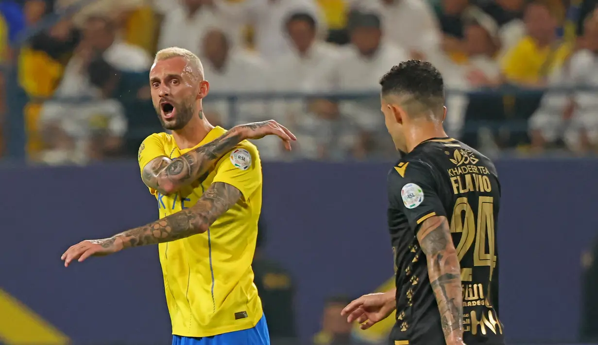 Ekspresi kekecewaan pemain Al Nassr, Marcelo Brozovic (kiri), saat melawan Al Taawon dalam laga pekan ke-2 Liga Arab Saudi 2023/2024 yang berlangsung di KSU Football Stadium, Sabtu (19/8/2023) dini hari WIB. (AFP/Fayez Nureldine)
