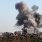 Asap mengepul setelah serangan udara pemerintah Suriah di Distrik Maaret al-Numan, Provinsi Idlib, Rabu (18/12/2019). Serangan terhadap Idlib terjadi dalam beberapa pekan terakhir. (Abdulaziz KETAZ/AFP)