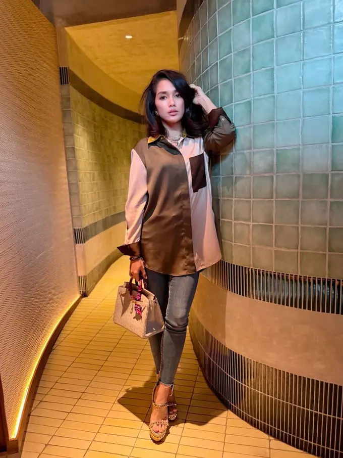 Ussy Sulistiawaty Buktikan Awet Muda dengan Fashion yang Selalu On Point (Instagram/@ussypratama)