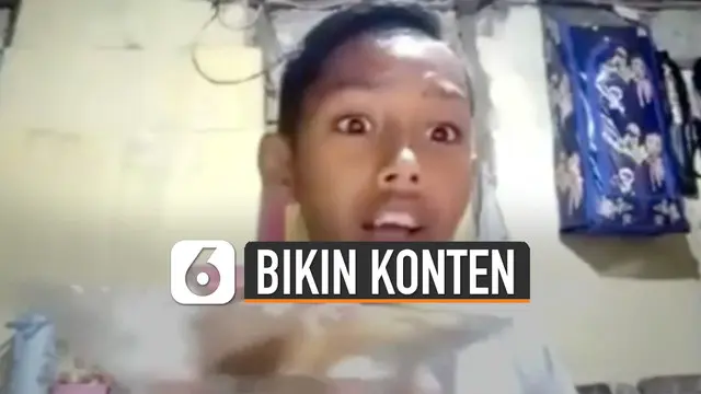 Ekspresi bocah itu hanya bisa tersenyum malu.