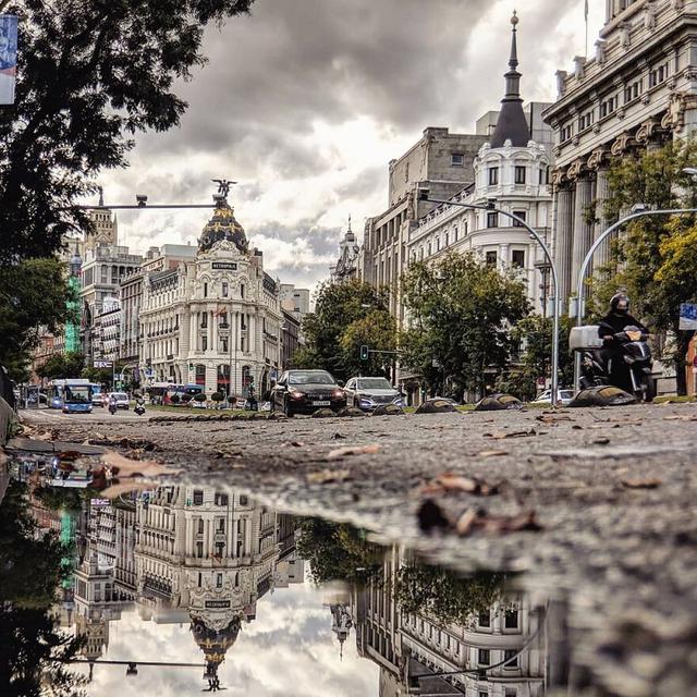 8 Jepretan Suasana Kota di Genangan Air Ini Unik, Terlihat Bak Lukisan